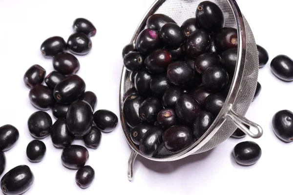 Beyaz arkaplanda izole edilmiş Jambolan eriği veya Java suyu