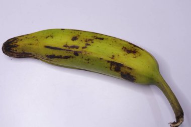 Beyaz arka planda taze olgun muzlar.