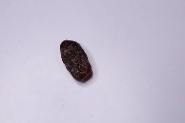 Çiğ Organik Tarihler beyaz arka planda izole edilmiş meyveler