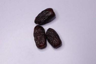 Çiğ Organik Tarihler beyaz arka planda izole edilmiş meyveler