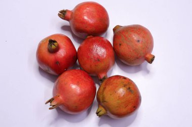 Taze Nar Meyveleri Beyaz Arkaplanda İzole Edildi