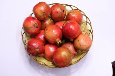 Taze Nar Meyveleri Beyaz Arkaplanda İzole Edildi