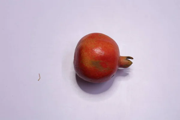白を基調とした新鮮なザクロ果実 — ストック写真