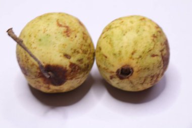 Guava meyvesi beyaz arkaplanda izole