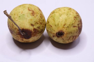 Guava meyvesi beyaz arkaplanda izole