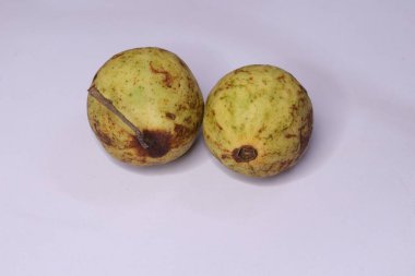 Guava meyvesi beyaz arkaplanda izole