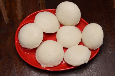 Uçak, ahşap arka planda izole edilmiş bir tabakta servis ediliyor.