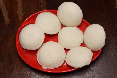 Uçak, ahşap arka planda izole edilmiş bir tabakta servis ediliyor.