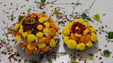 Güney Hindistan 'da tapılan özel bir Hindu tanrısı olan Baukamma' yı yaratmak için toplanmış renkli çiçekler.