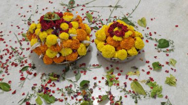 Güney Hindistan 'da tapılan özel bir Hindu tanrısı olan Baukamma' yı yaratmak için toplanmış renkli çiçekler.