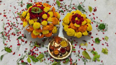 Güney Hindistan 'da tapılan özel bir Hindu tanrısı olan Baukamma' yı yaratmak için toplanmış renkli çiçekler.