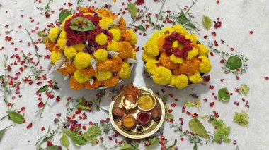 Güney Hindistan 'da tapılan özel bir Hindu tanrısı olan Baukamma' yı yaratmak için toplanmış renkli çiçekler.