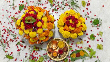 Güney Hindistan 'da tapılan özel bir Hindu tanrısı olan Baukamma' yı yaratmak için toplanmış renkli çiçekler.