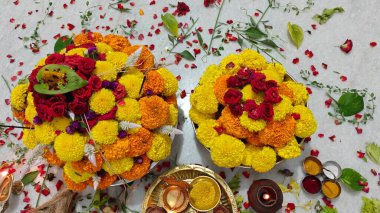 Güney Hindistan 'da tapılan özel bir Hindu tanrısı olan Baukamma' yı yaratmak için toplanmış renkli çiçekler.