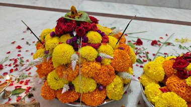 Güney Hindistan 'da tapılan özel bir Hindu tanrısı olan Baukamma' yı yaratmak için toplanmış renkli çiçekler.