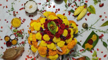 Güney Hindistan 'da tapılan özel bir Hindu tanrısı olan Baukamma' yı yaratmak için toplanmış renkli çiçekler.