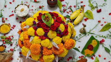 Güney Hindistan 'da tapılan özel bir Hindu tanrısı olan Baukamma' yı yaratmak için toplanmış renkli çiçekler.