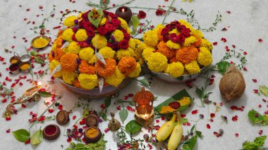 Güney Hindistan 'da tapılan özel bir Hindu tanrısı olan Baukamma' yı yaratmak için toplanmış renkli çiçekler.