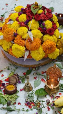 Güney Hindistan 'da tapılan özel bir Hindu tanrısı olan Baukamma' yı yaratmak için toplanmış renkli çiçekler.