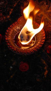 Karthika Deepam kutlamaları sırasında Clay diya lambaları yandı. Selamlar Kart Tasarımı Hint Hindu Festivali