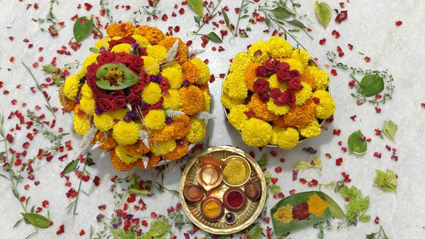 Güney Hindistan 'da tapılan özel bir Hindu tanrısı olan Baukamma' yı yaratmak için toplanmış renkli çiçekler.