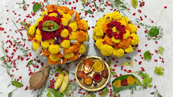 Güney Hindistan 'da tapılan özel bir Hindu tanrısı olan Baukamma' yı yaratmak için toplanmış renkli çiçekler.