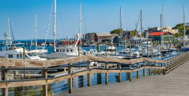 Liman İskelesi: Belfast, Maine 'de bir ahşap yürüyüş yolu geçmektedir..