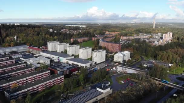 Külvárosi negyedek, Apartmanházak Zöld Hatalmas Erdőben, Légi — Stock videók