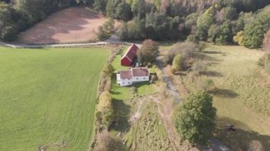 Geleneksel İsveç Çiftliği, Beyaz Saray ve Kızıl Ahır, Hava Yolu