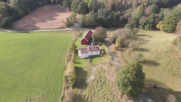 Tradycyjne szwedzkie gospodarstwo, Biały Dom i Czerwona Stodoła, Naprzód z powietrza — Wideo stockowe