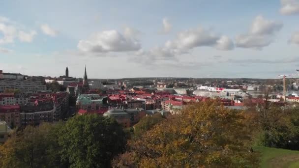 Göteborg város központja felfedi a fák mögött, légi emelkedés — Stock videók