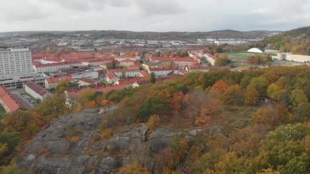 Bunkeberg hegy és Gamlestaden, Göteborg, őszi lombozat, légi előrenyomulás — Stock videók