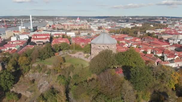Пролетая над Скансеном и центром города Туардс, Воздушная сцена, Готэм, Швеция — стоковое видео