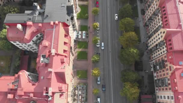 Cena da cidade europeia com edifícios de telhado vermelho ao longo da estrada, de cima para baixo aéreo — Vídeo de Stock