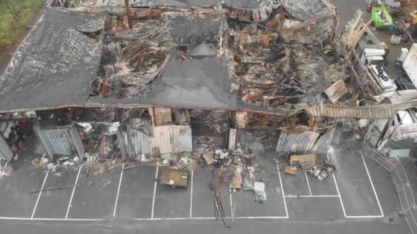 Volando sobre el almacén industrial quemado, techo colapsado, aéreo — Vídeo de stock