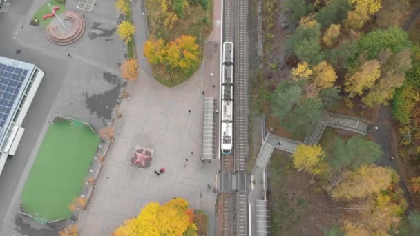 Tramvajové zastávky a příjezd cestujících, podzim, letecký, ptačí oko — Stock video