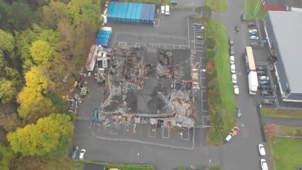 Industriebau bis auf die Grundmauern niedergebrannt, Dach kaputt, Antenne rückwärts — Stockvideo