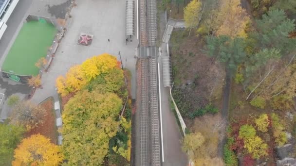 Pusty przystanek tramwajowy Bergsjon, przedmieścia Göteborga, jesienna scena liści, antena — Wideo stockowe