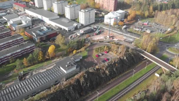 Bergsjon Rymdtorget, Edifícios de apartamentos e canteiro de obras, Aerial Forward — Vídeo de Stock