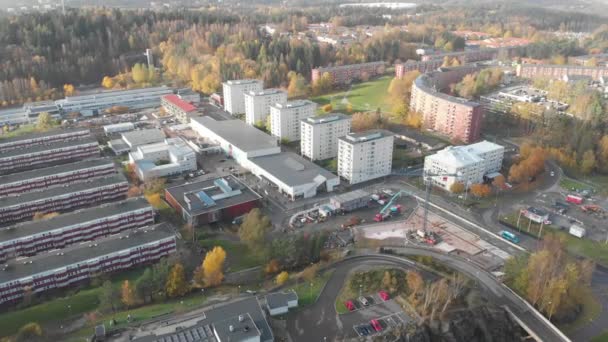 Bergsjon Rymdtorget, Edifícios de apartamentos e canteiro de obras, Aerial Backward — Vídeo de Stock