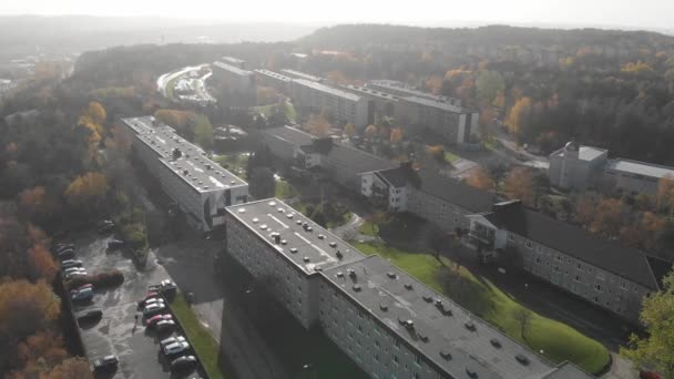 Misty Fall Day at Residential Block Buildings at Suburban Area, Aerial Forward — Stock Footage Misty Fall Day at Residential Block Buildings at Suburban Area, Aerial Forward Video Clip