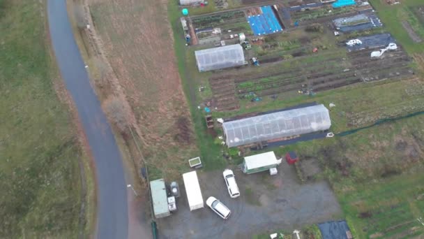 Stadtbauernhof im kleinen Maßstab, städtische Landwirtschaft, Top Down, Luftumrundung — Stockvideo