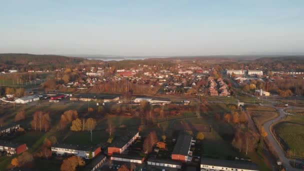 Pueblo o Ciudad Europea Moderna, descendente aérea — Vídeo de stock