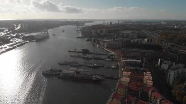 Göteborg 'daki Gota Alv Nehri Eriksberg, Liman ve Bağlı Gemilerden Görüş
