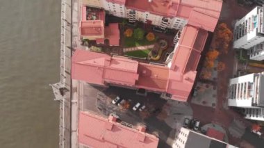 Pahalı gayrimenkul, sahil boyunca apartmanlar, tepeden tırnağa, havadan aşağıya