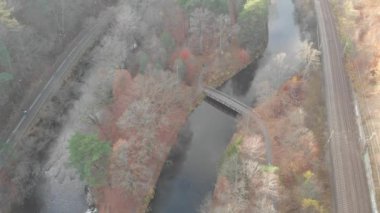 Kanal boyunca uçmak, tren yolu ve yol, kırsal orman, hava yolu.