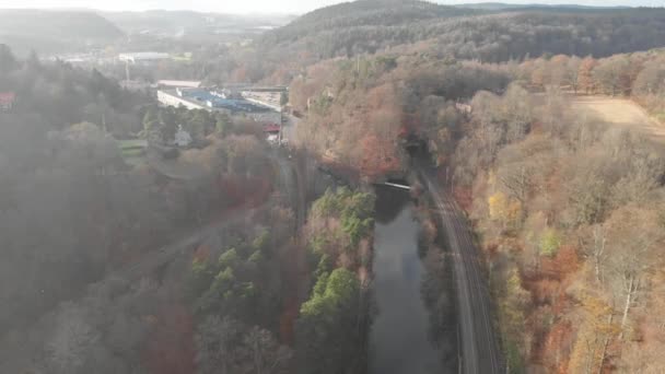 Järnvägsspår och kanal med reflektion, Scenic Autumn Landskap bakåt antenn — Stockvideo