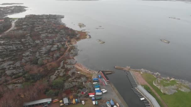 Rocky Shoreline och övervintrade båtar på Small Marina, antenn Avslöja — Stockvideo
