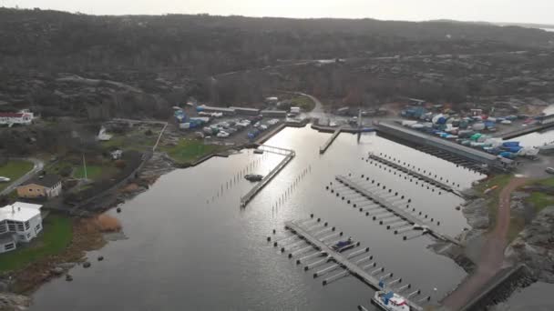 Kleine en lege haven met Winterized Boten aan wal, Aerial Ascending — Stockvideo