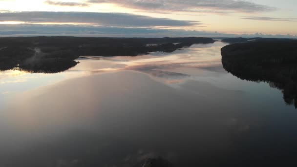 Orörd natur koncept, Drömlik sjö med reflektion, antenn — Stockvideo